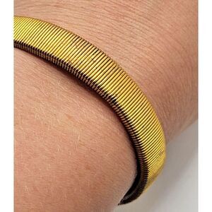Shirt Sleeve Stretch Cuff Holder Stretch Slinky Metal Bracelet 7in